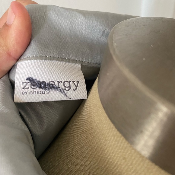 Light weight Chico’s Zenergy size 1 silver jacket - Picture 3 of 3